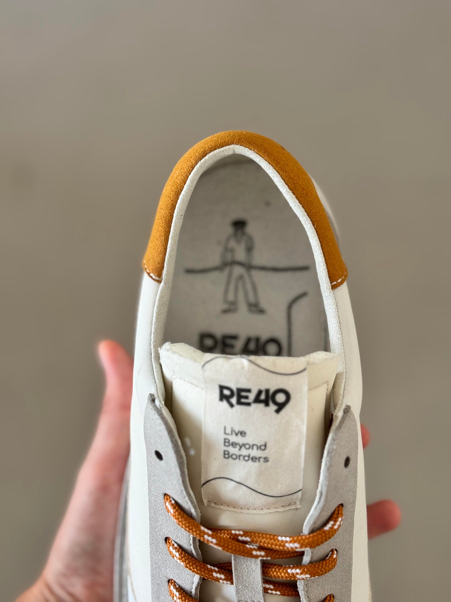 Wave MUSTARD in Light Grey Suede